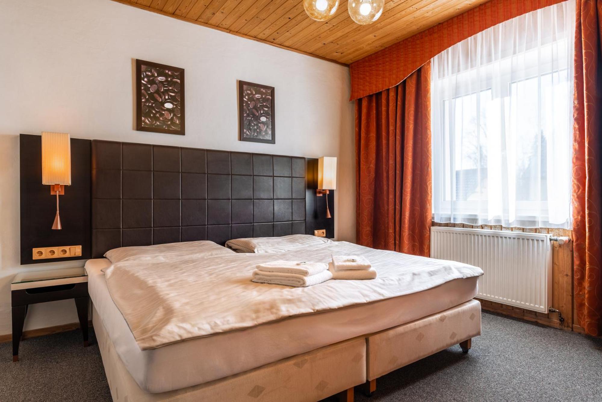 Hotel Schwarz Nové Hamry エクステリア 写真