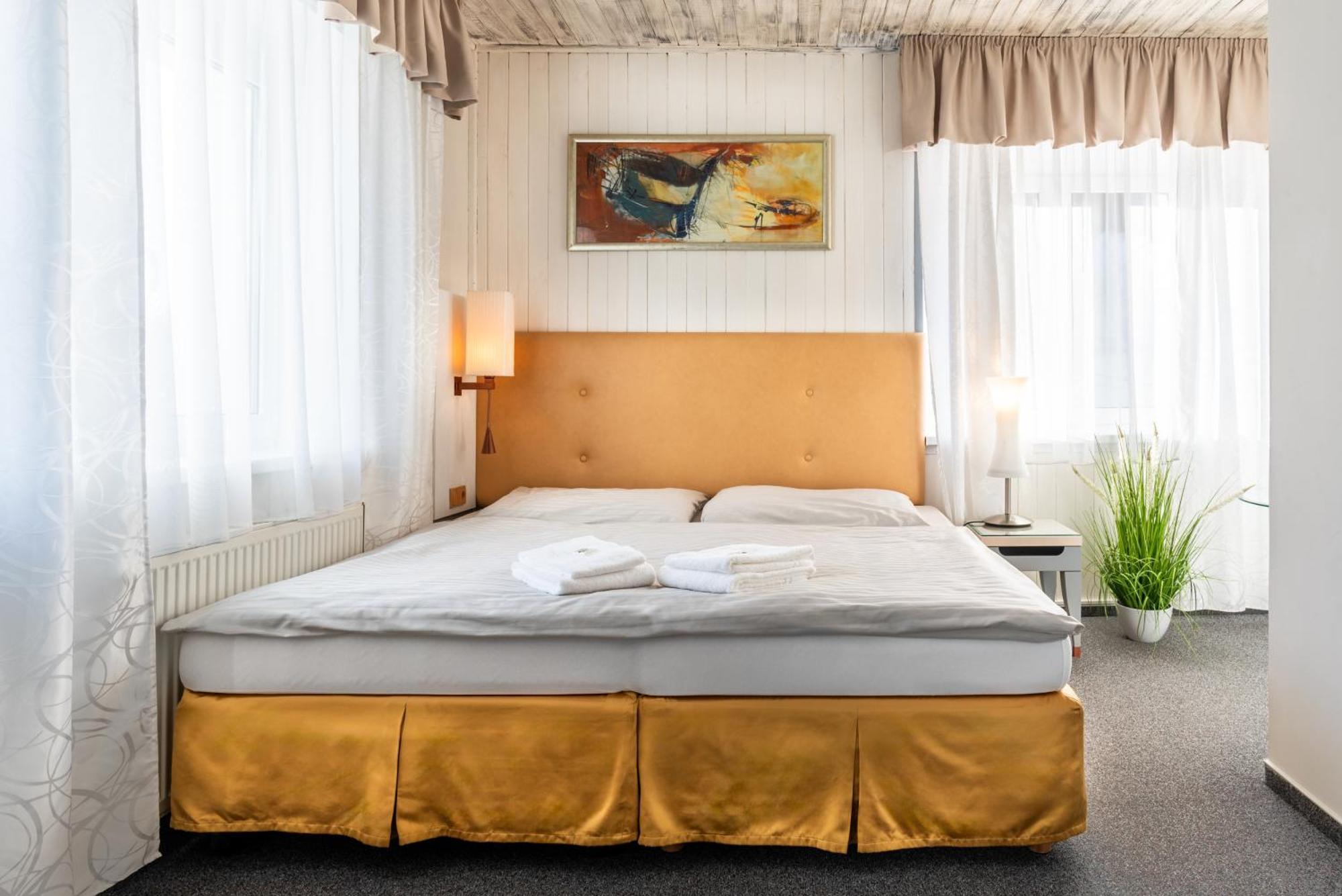 Hotel Schwarz Nové Hamry エクステリア 写真