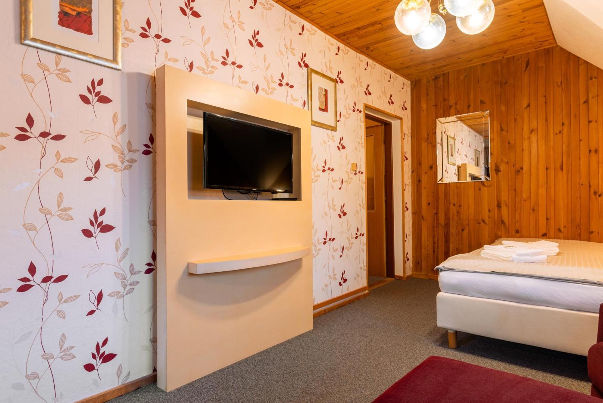 Hotel Schwarz Nové Hamry エクステリア 写真