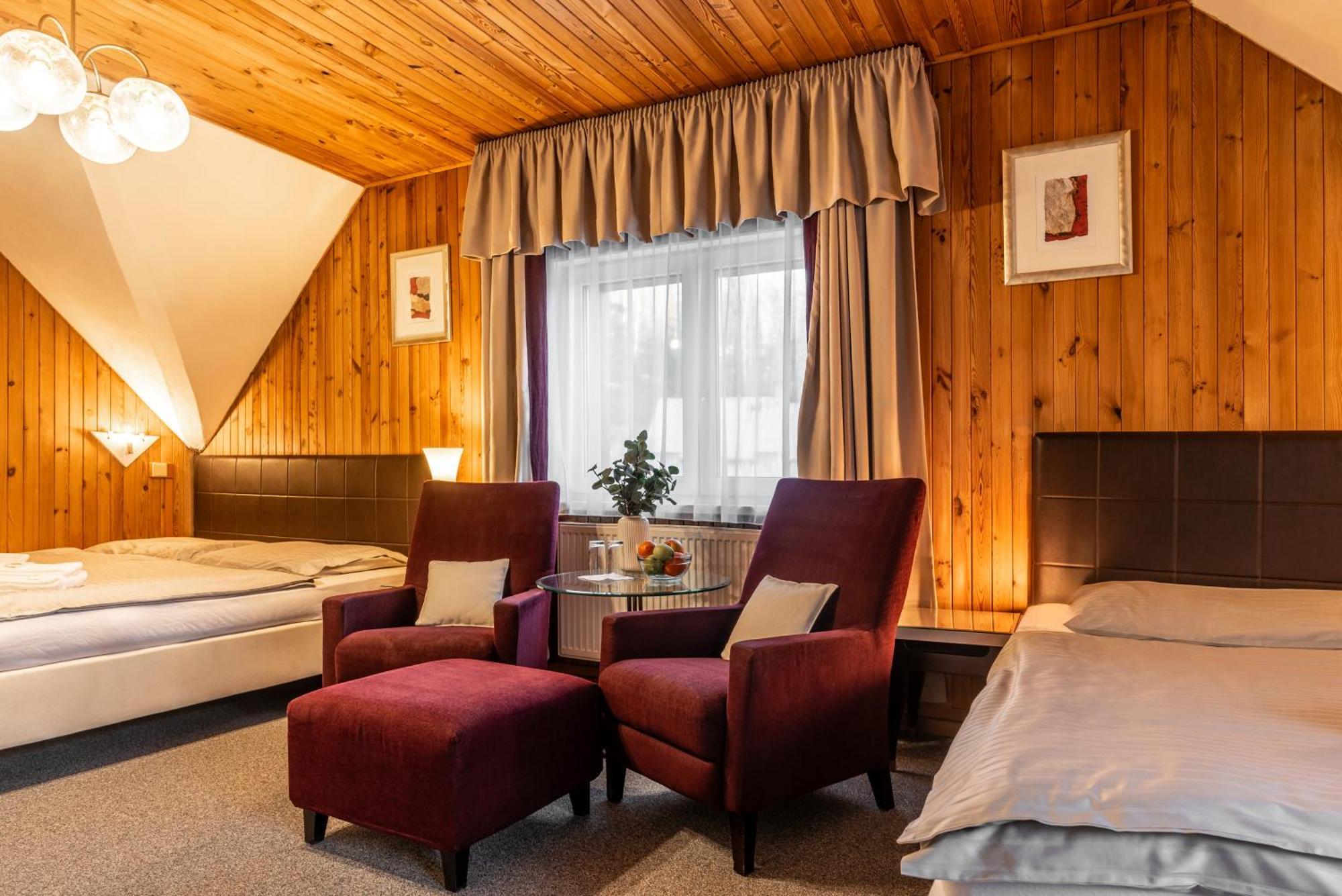 Hotel Schwarz Nové Hamry エクステリア 写真