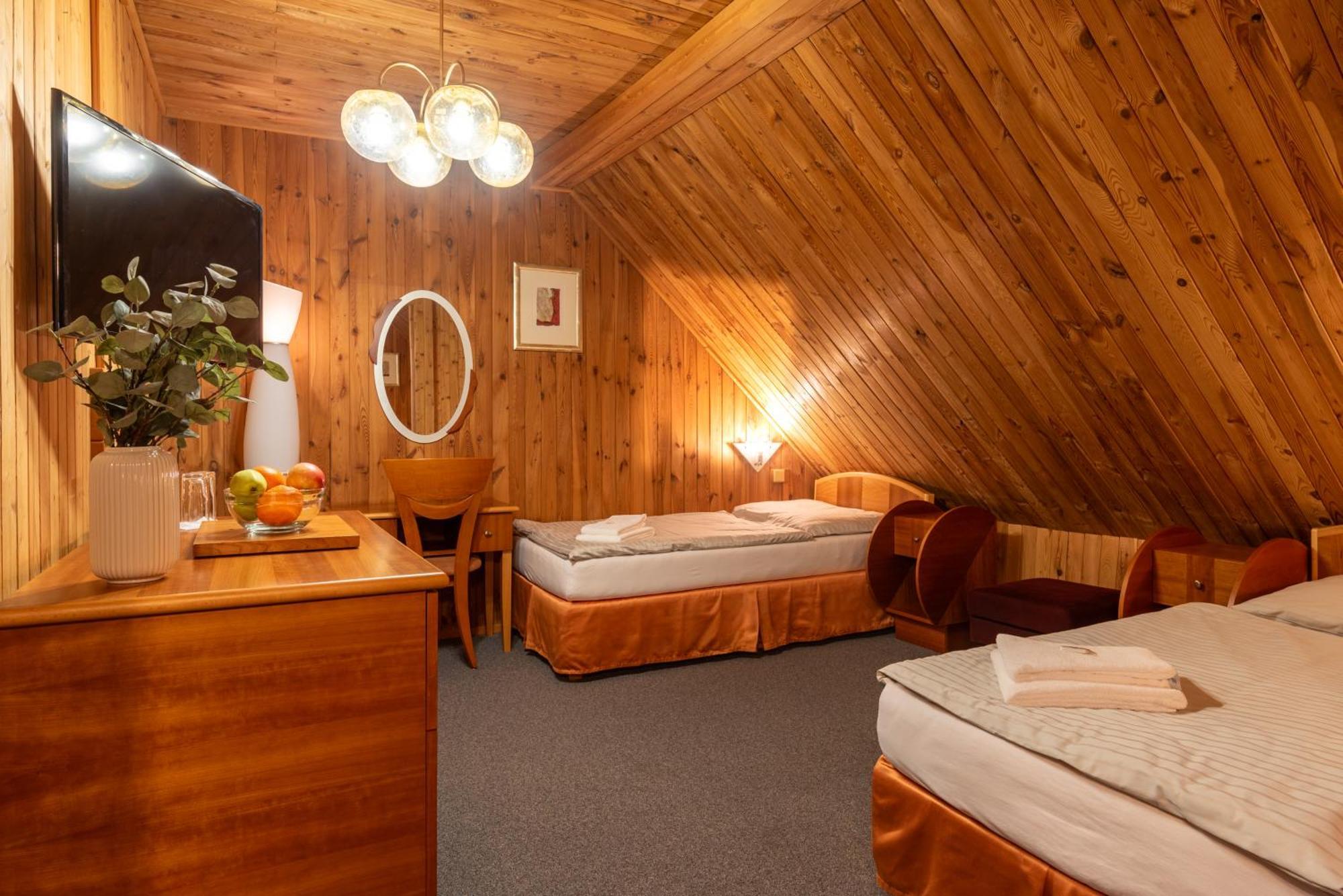 Hotel Schwarz Nové Hamry エクステリア 写真